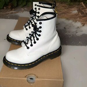 Dr. Martens Boots Women's Size 5 White 1460 PASCAL 8 Eye Leather 26802543